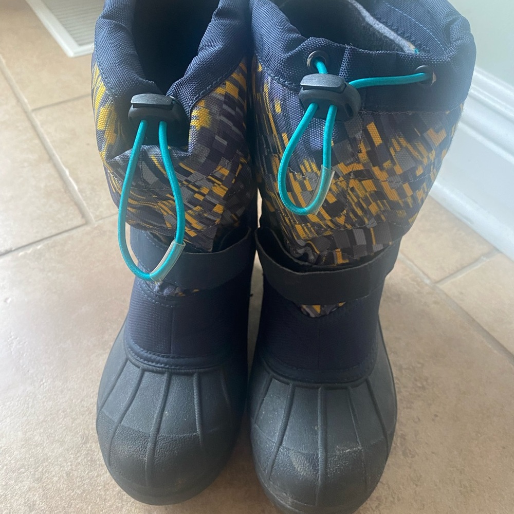 Kids size 3 Columbia boots